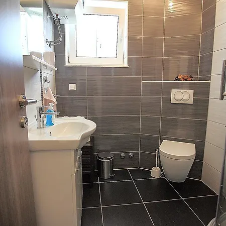 Nevistic * 포드스트라나