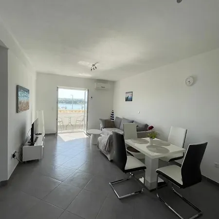 Nevistic Apartment