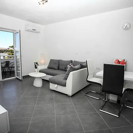 Nevistic Apartment *